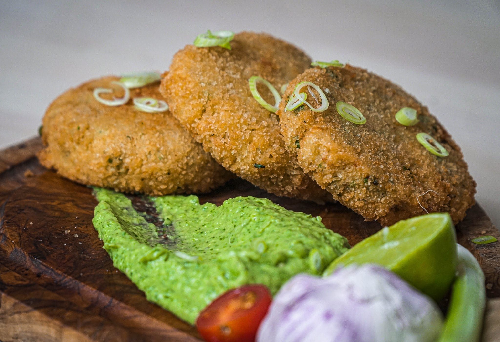 Crab cakes med avocadocreme